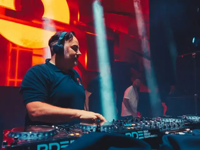 Ile lat ma DJ Kris? Wiek i historia twórcy Sunrise Festival