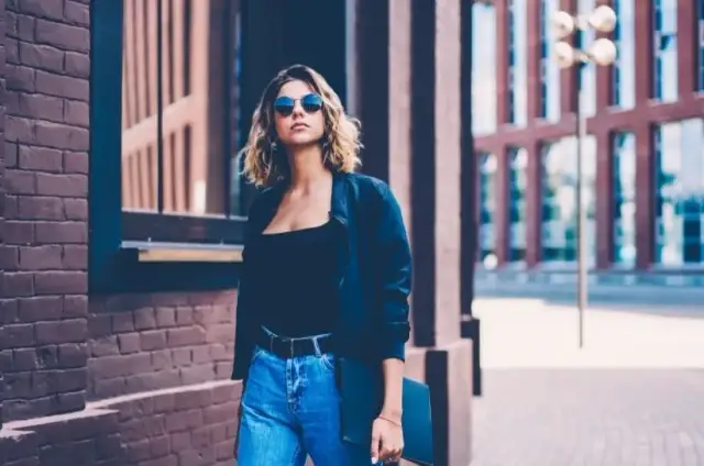 Czarna bluzka i spodnie: Odkryj sekrety stylizacji na każdą okazję!