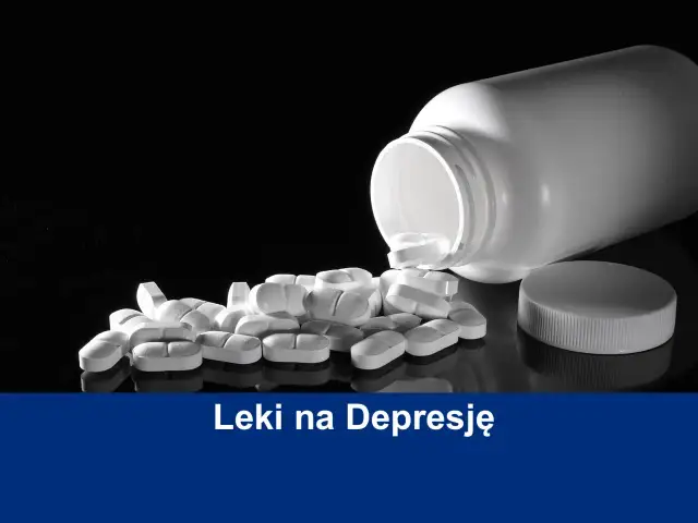 Białe tabletki rozsypane z butelki, symbolizujące leki na depresję. Dowiedz się, jak dostać leki na depresję.