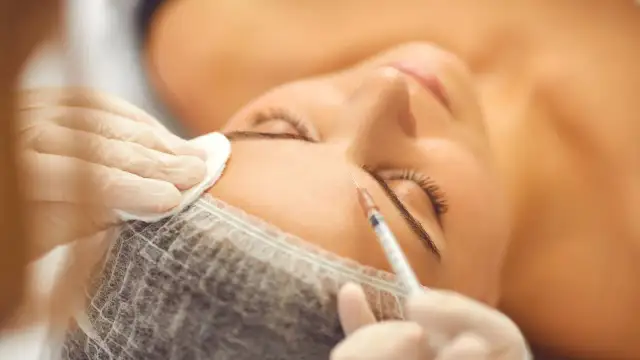 Lwia zmarszczka: botoks czy kwas hialuronowy – co naprawdę działa?