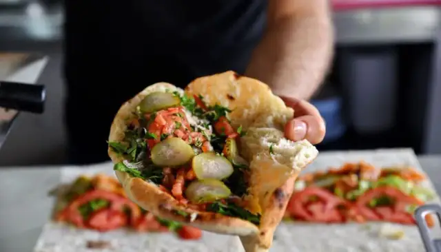 Kebab: Co to jest? Poznaj rodzaje i jak wybrać najlepszy