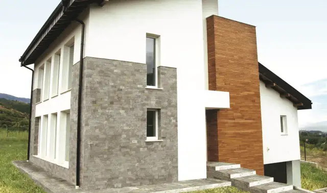 Elewacja nowego domu: Kiedy bezpiecznie tynkować? Uniknij pęknięć!