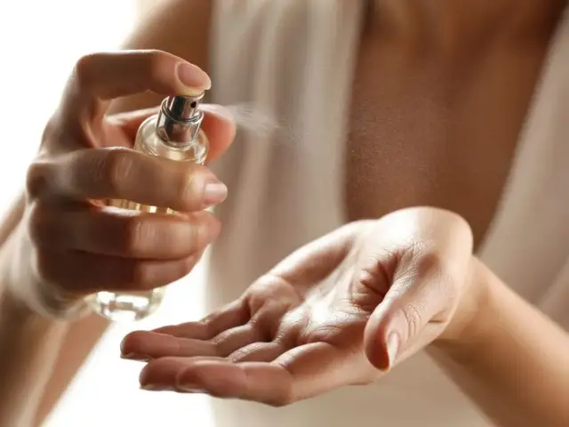 Gdzie psikać perfumami? Poznaj sekrety trwałego zapachu