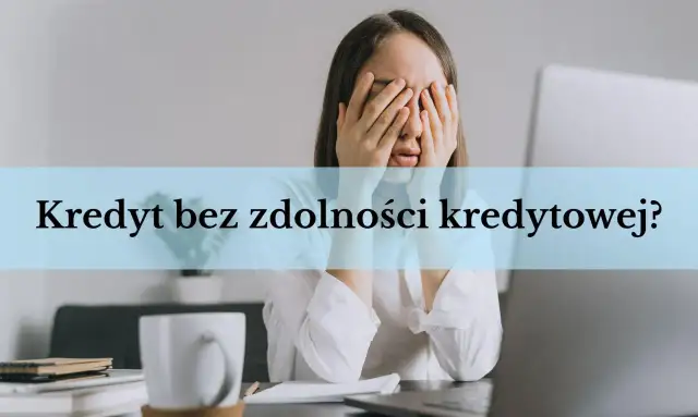 Kobieta z rękami na twarzy, zestresowana problemem trudne kredyty bez zdolności kredytowej.