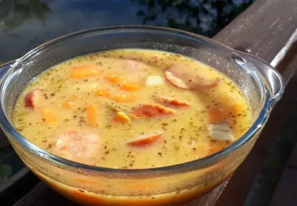 Grochówka: Przepis na idealną, wojskową zupę. Sekrety smaku!