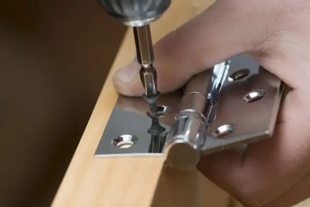 Montaż zawiasów w drzwiach: Poradnik eksperta krok po kroku