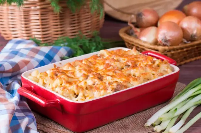 Pyszna zapiekanka makaronowa z sosem śmietanowym – przepis krok po kroku