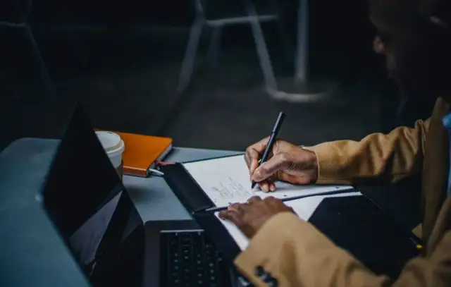 Jak rozwiązać umowę o pracę na czas określony bez problemów?