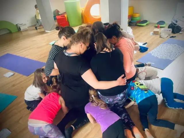 Joga dla dzieci i rodziców w Warszawie – korzyści i najlepsze zajęcia