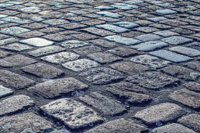 Usuwanie plam z oleju z kostki brukowej: Skuteczne metody krok po kroku