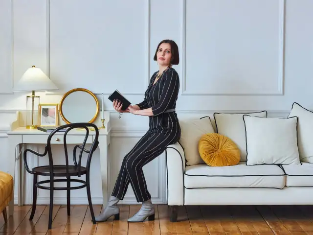 Styl glamour: jak lśnić z klasą? Poradnik i inspiracje