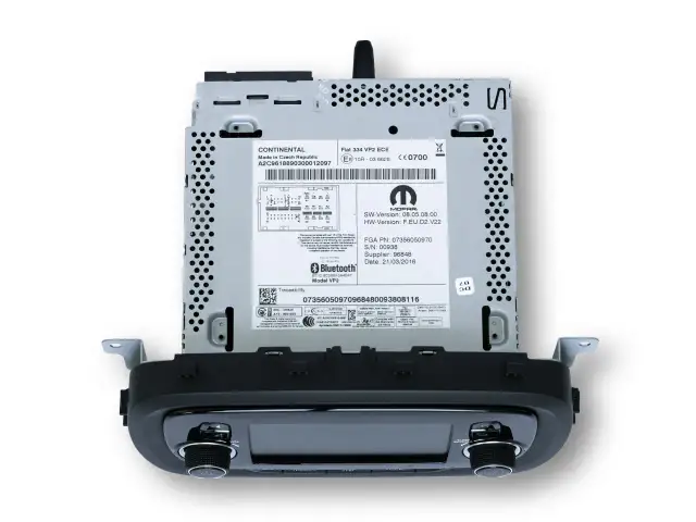 Tył samochodowego radia Continental. Etykieta zawiera informacje o modelu, numer seryjny i datę produkcji. Może to pomóc zrozumieć, dlaczego radio nie odbiera stacji.