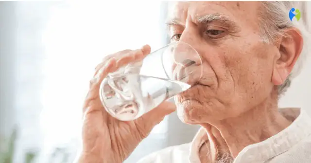 Odwodnienie u seniora: Jak rozpoznać ciche objawy i szybko reagować?