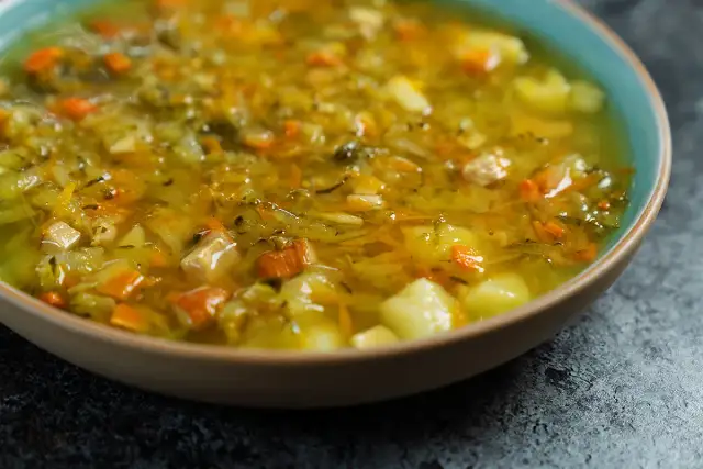 Zupa ogórkowa: ile kalorii? Sprawdź, jak jeść ją bez wyrzutów!