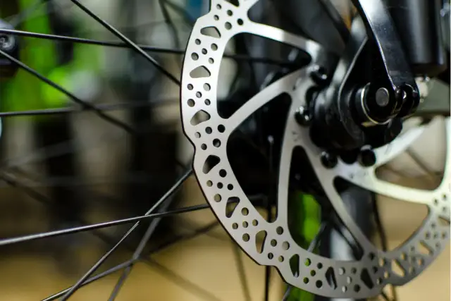 Jak założyć przednie koło w rowerze z hamulcami tarczowymi bez błędów