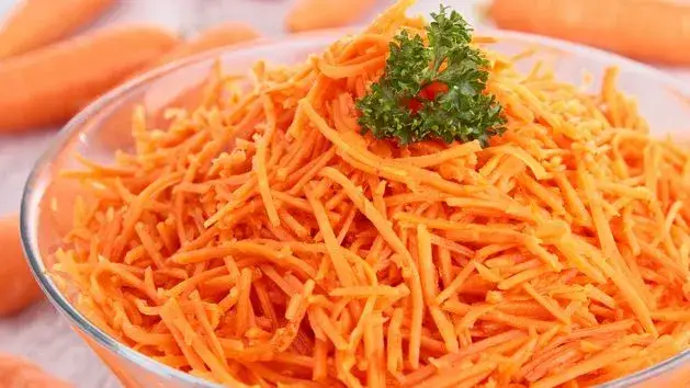 Surówka z marchewki jak z restauracji: Odkryj sekret smaku!