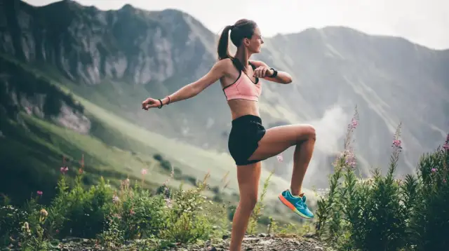 ¿Corres? Estira así antes y después para rendir y evitar lesiones