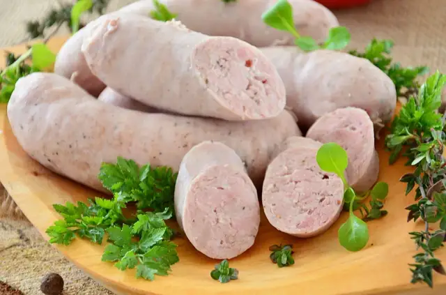 Najlepsze przepisy na kiełbasę białą surową, które zachwycą smakoszy