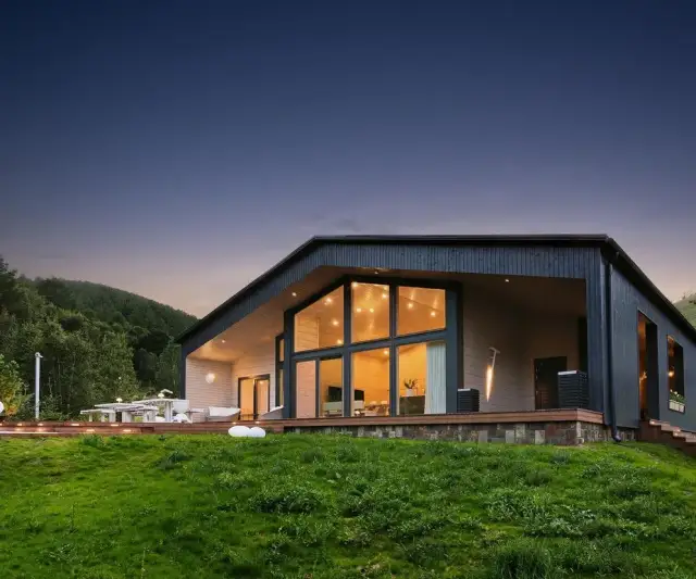 Ocieplenie domu drewnianego: od wewnątrz czy z zewnątrz? Wybierz mądrze!