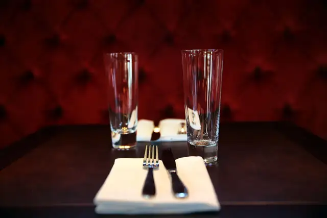 Jak prawidłowo ułożyć sztućce na stole, by uniknąć faux pas?