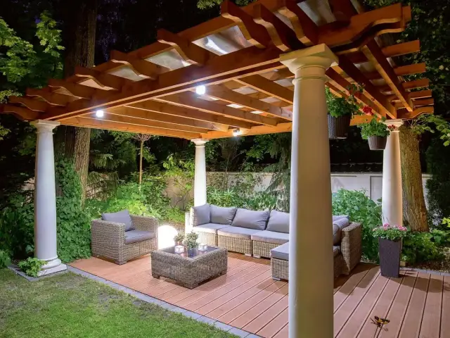 Jak zbudować taras drewniany na słupach z zadaszeniem?