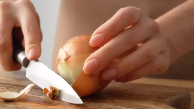 Ile można zarobić na obieraniu cebuli? Sprawdź realne stawki pracy