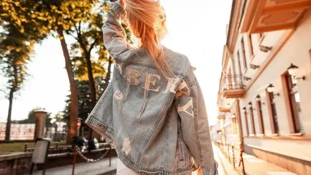 Kurtka jeansowa damska z czym nosić? Oto najlepsze stylizacje, które zaskoczą