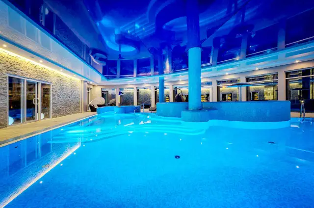 Basen z niebieskim podświetleniem w hotelu Tristan Kąty Rybackie. Relaks w nowoczesnym SPA.