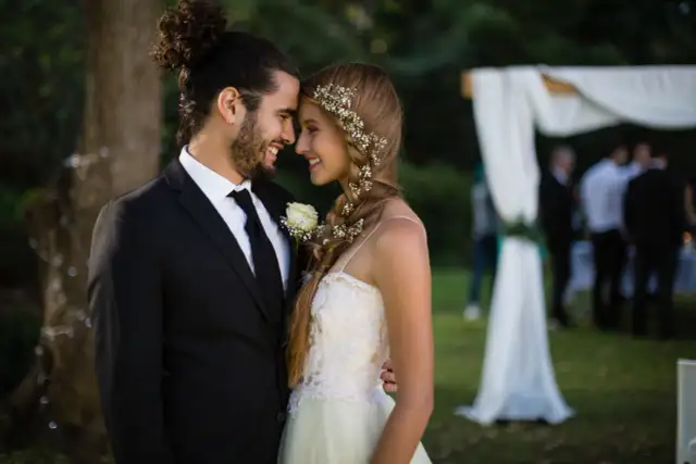 Garnitur do sukni ecru: Kolory, fasony, dodatki. Uniknij błędów!