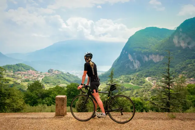 Niezapomniane trasy rowerowe wokół Jeziora Garda - odkryj piękno natury