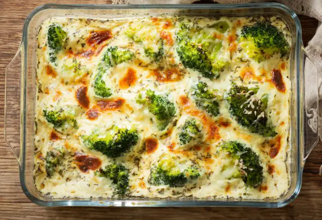 Zapiekanka z brokułami w kremowym sosie, idealna na obiad z dużą ilością białka. Złociste, zapieczone wierzchy i zielone różyczki brokułów kuszą apetycznie.