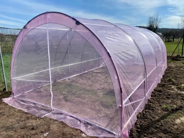 Jak zrobić drzwi do tunelu foliowego? Zapewnij plonom idealne warunki