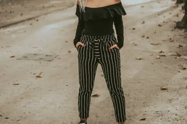 Co ubrać do spodni w paski, aby uniknąć modowej wpadki?