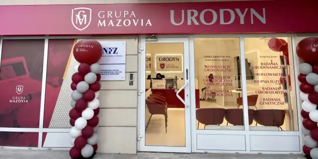 Elegancka fasada kliniki URODYN Grupa Mazovia z balonami.