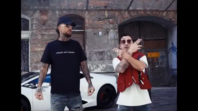 Pokaż co tam masz pod bluzką - znaczenie i kontekst w Pistolet