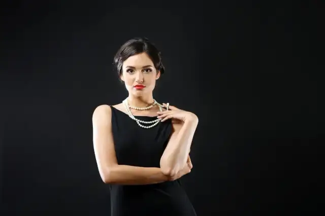 Jaki naszyjnik do sukienki bez dekoltu, aby wyglądać olśniewająco?