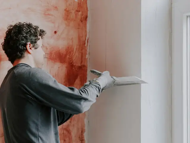 Farba na tynk mineralny: oddychająca elewacja na dekady