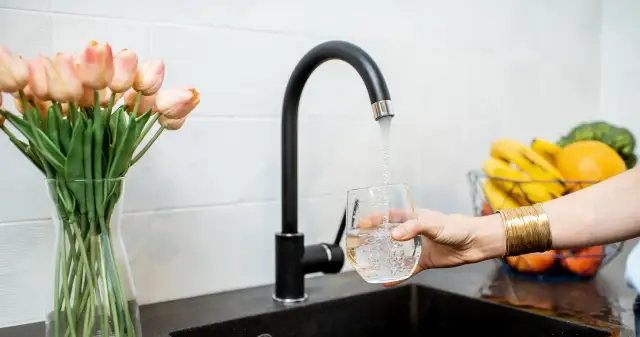 Czy warto filtrować wodę z kranu? Odkryj zalety i wady filtracji