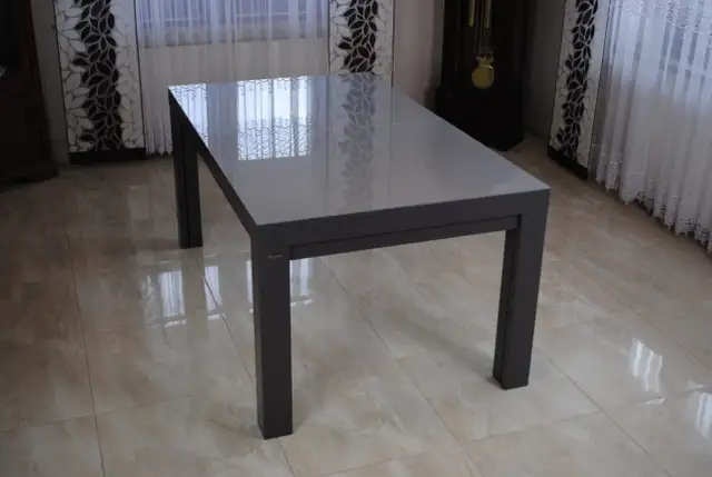 Co zamiast szyby na stół? Odkryj trwałe i stylowe alternatywy