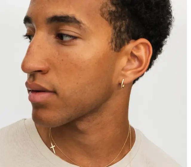 Kolczyki u mężczyzn: Czy ich znaczenie wciąż żyje? Odkryj prawdę