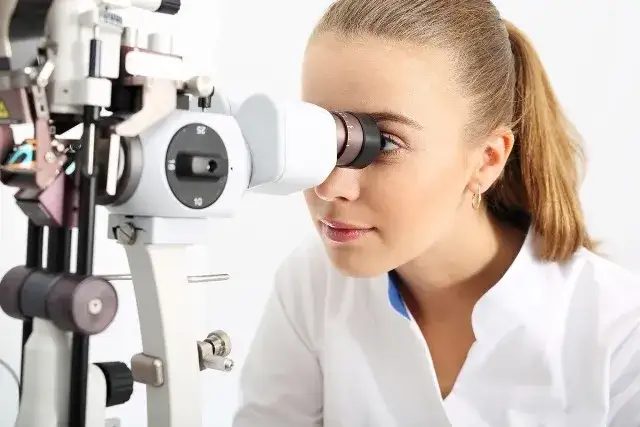 Badanie wzroku w Vision Express: Optometrysta czy Okulista? Kto Cię zbada?