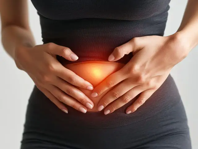 Dłonie na brzuchu, gdzie czuć ból i ciepło. Szukasz sposobu na dietę likwidującą wzdęcia?