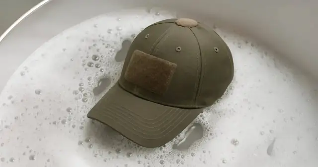 Zielona czapka z daszkiem Nike w pianie w wannie.