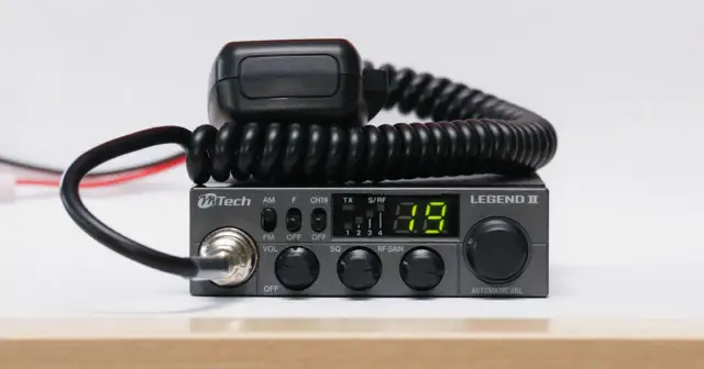 Szary radiotelefon CB MTech Legend II z mikrofonem na skręconym kablu.