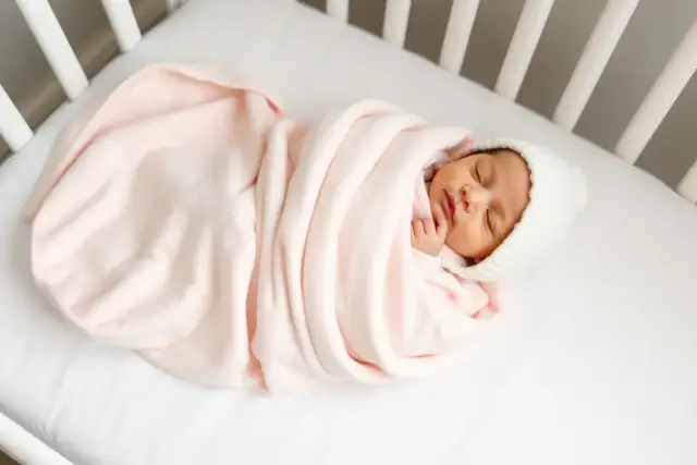 Bezpieczny sen niemowlęcia: Śpiworek, otulacz, rożek co wybrać?