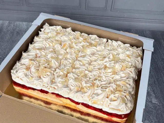 Udekoruj tort prostokątny: Proste pomysły i ostre kanty!