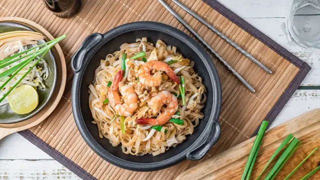 Jak jeść Pad Thai: Sztuczki i etykieta, które musisz znać