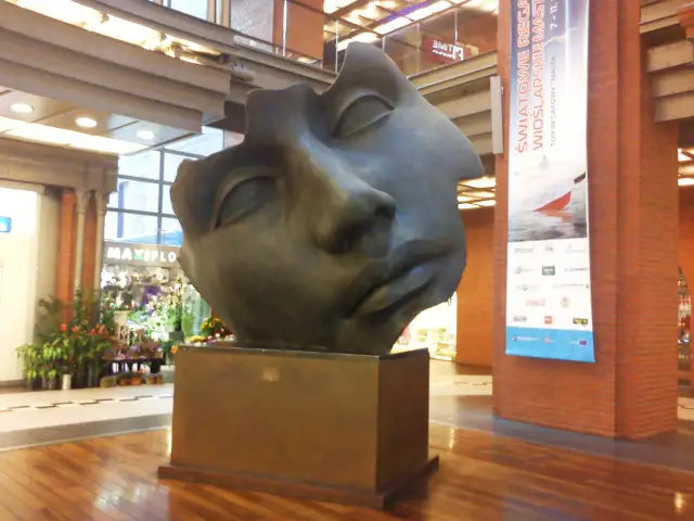 Sztuka Mitoraja w Starym Browarze: Co kryją ikoniczne rzeźby?