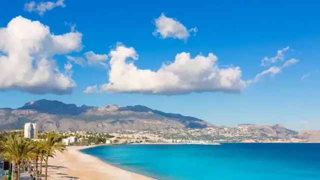 Ile kosztuje lot do Hiszpanii? Ceny biletów, które zaskoczą