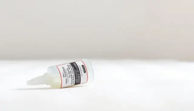 Jak skutecznie zakleić dziurę w materacu dmuchanym i uniknąć problemów